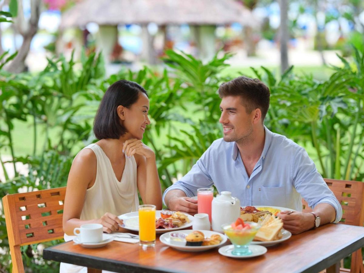 Hotel Nikko Bali Benoa Beach Nusa Dua  Esterno foto A couple eating breakfast