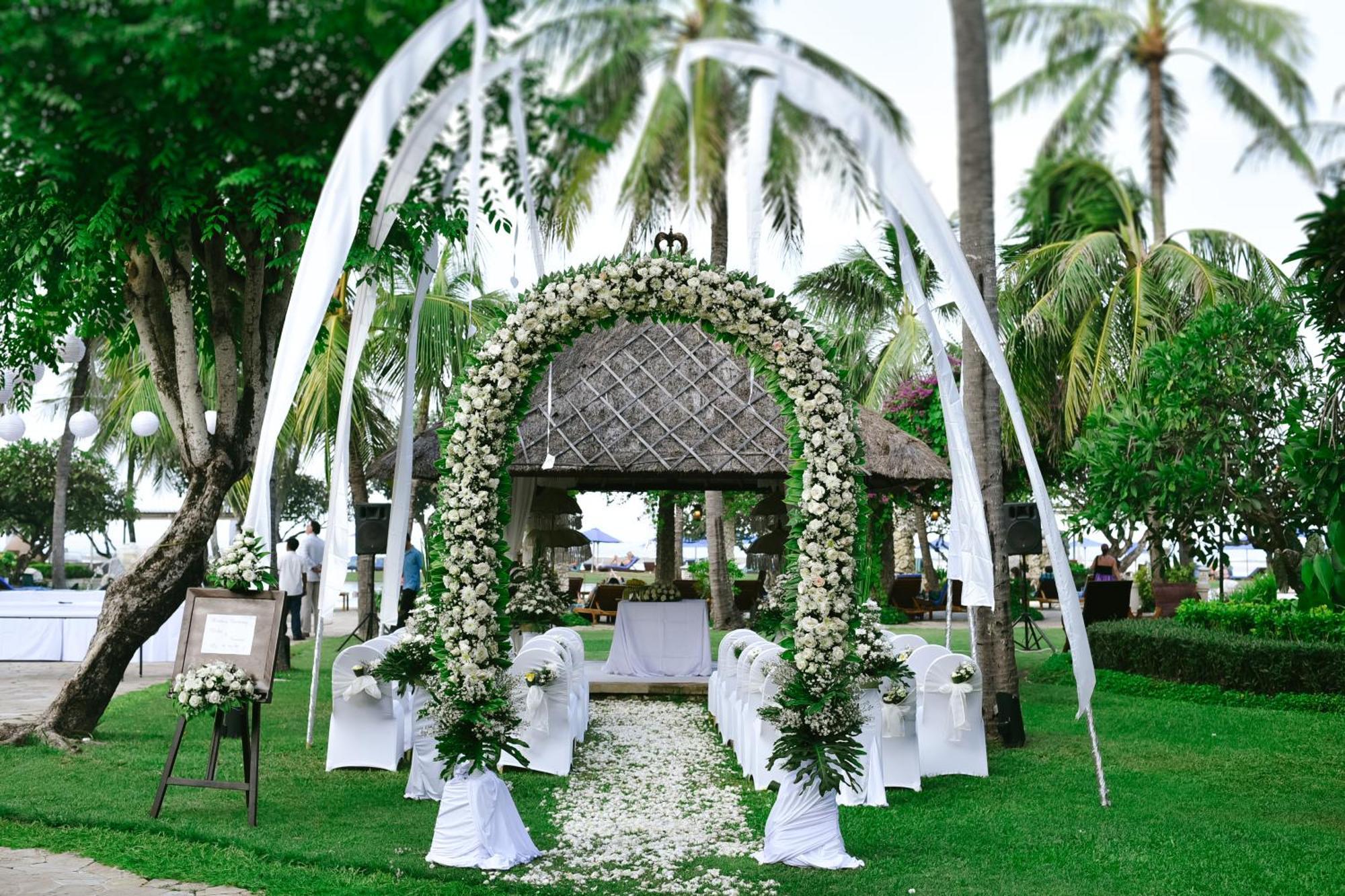 Hotel Nikko Bali Benoa Beach Nusa Dua  Esterno foto A wedding arch