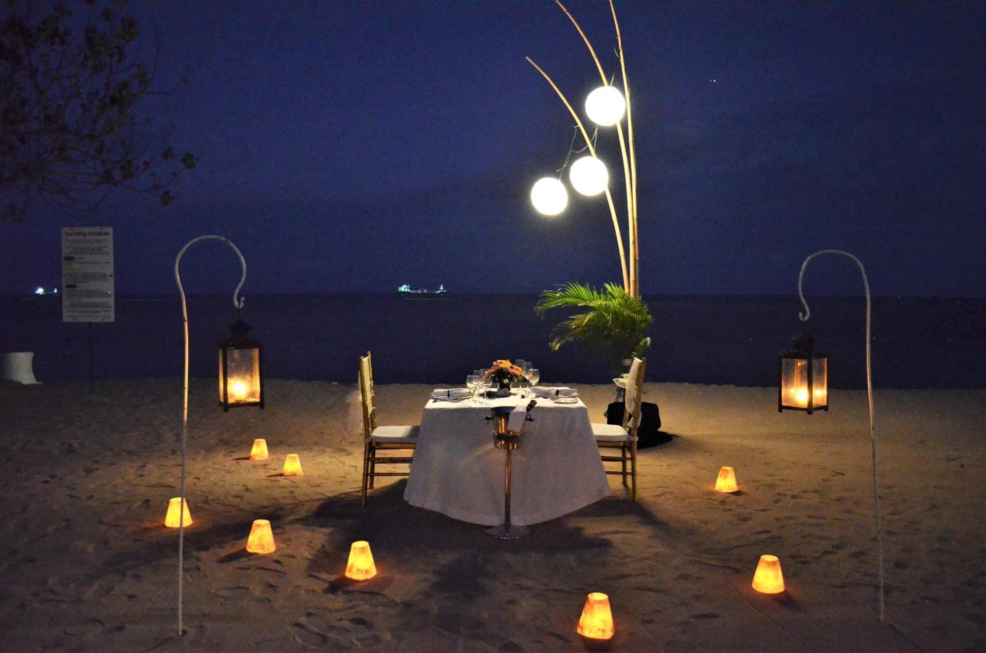 Hotel Nikko Bali Benoa Beach Nusa Dua  Esterno foto A beachside dinner at the resort