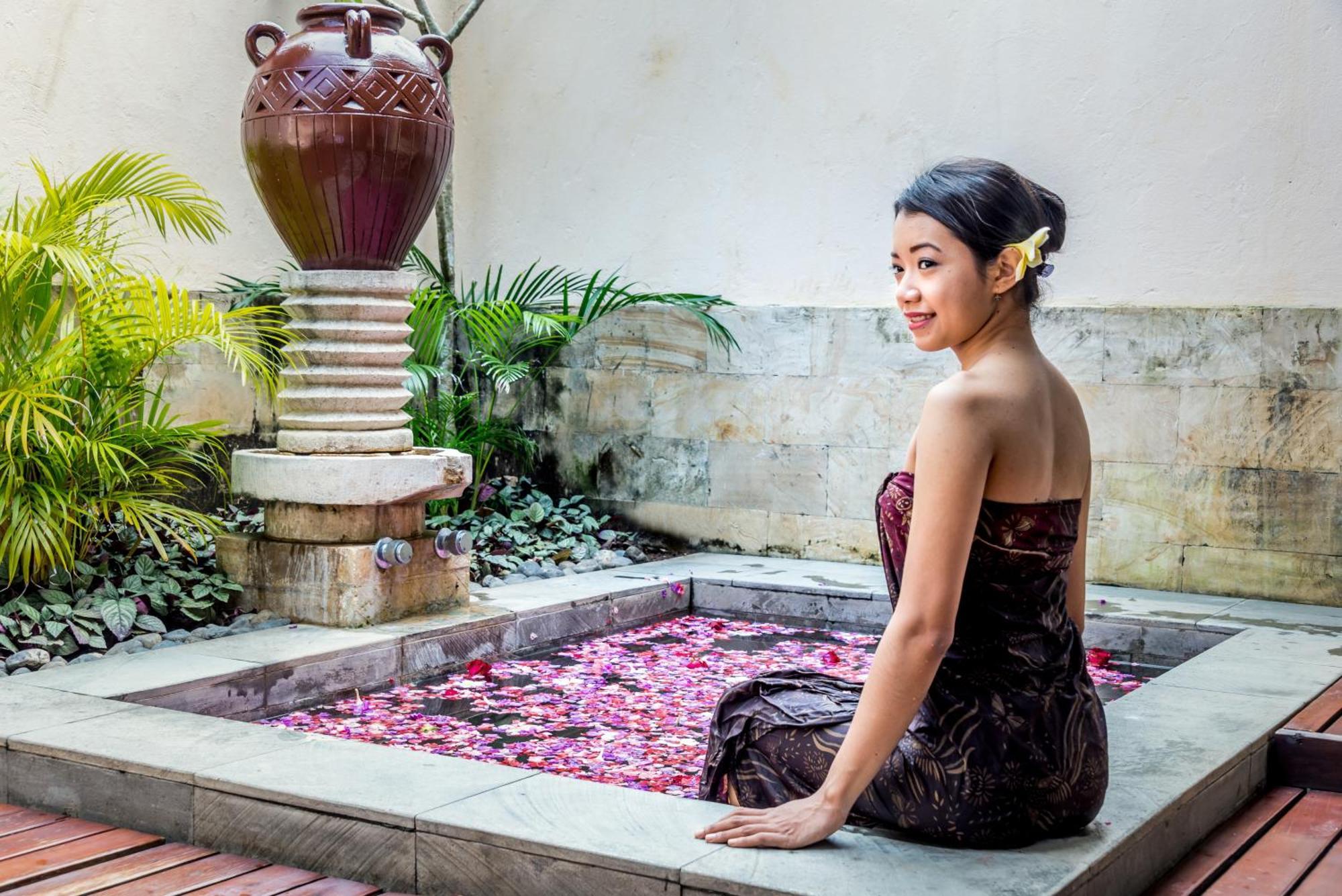 Hotel Nikko Bali Benoa Beach Nusa Dua  Esterno foto A woman in traditional Balinese attire